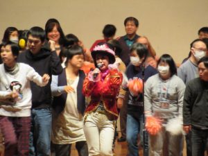 障害者施設イベント　タレント出演　懐メロ歌手　大道芸人